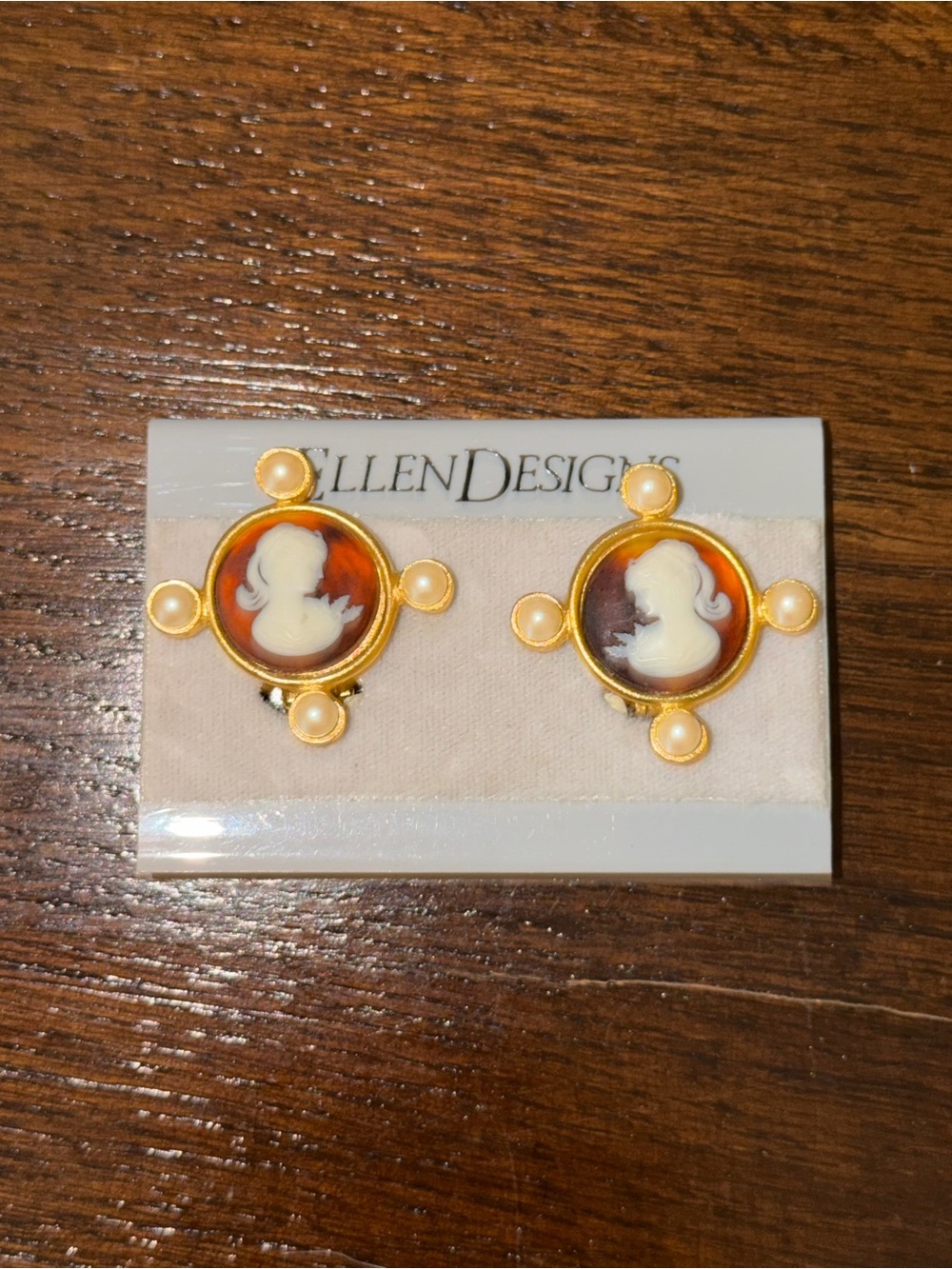 Ellen Designs vintage clip earrings Gold-Tone Cameo with Faux Pearls